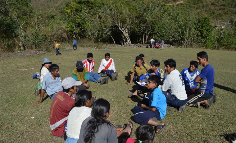 4. Comunarios de Naranjani deliberan entre ellos.