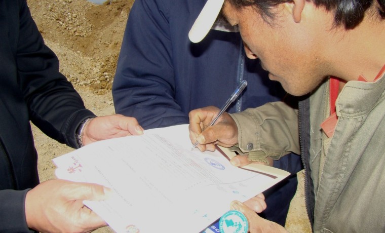 4. El dirigente de la comunidad Villa Lagunita firma de acuerdo en acta de acuerdo.