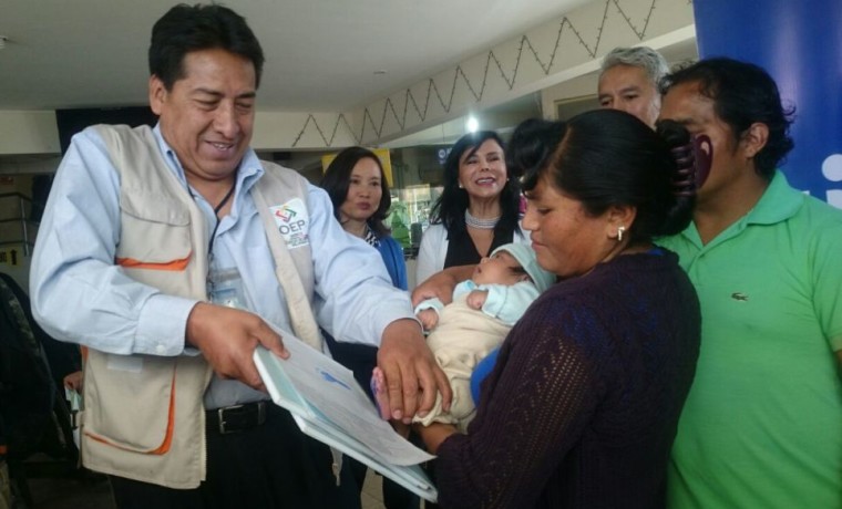 5. Un servidor del SERECI  procede al registro dactilar de un recién nacido  inscrito en la caseta registral en Quillacollo.