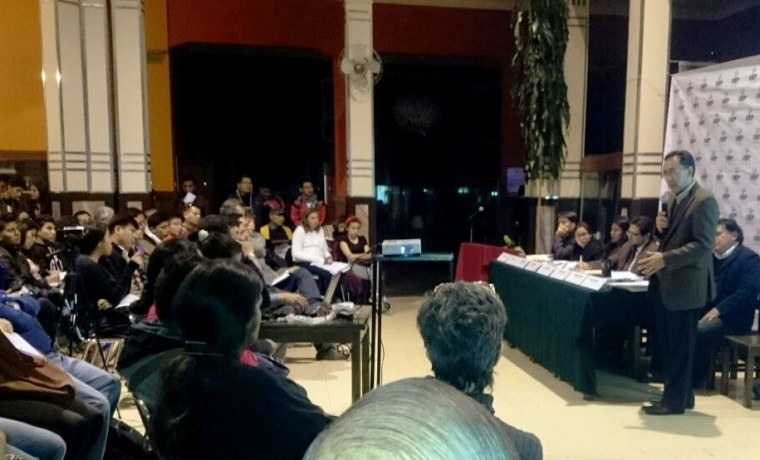 6. El investigador Fernando Mayorga explica en Cochabamba los contenidos de las publicaciones.