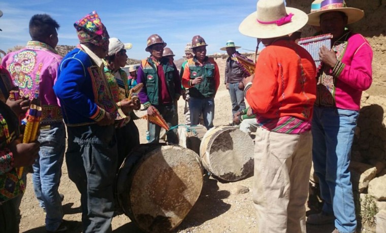 6. La sicureada en festejo de la aprobación de la consulta previa para la explotación minera.