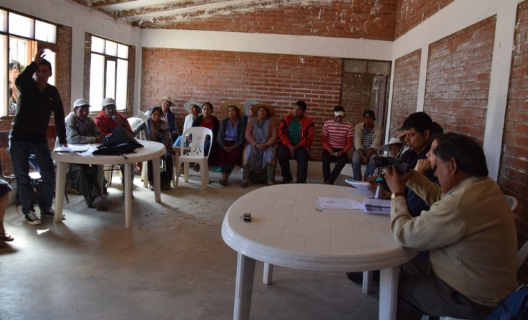 7. El dirigente de la comunidad Pacha Pata consulta sobre el plan de trabajo.