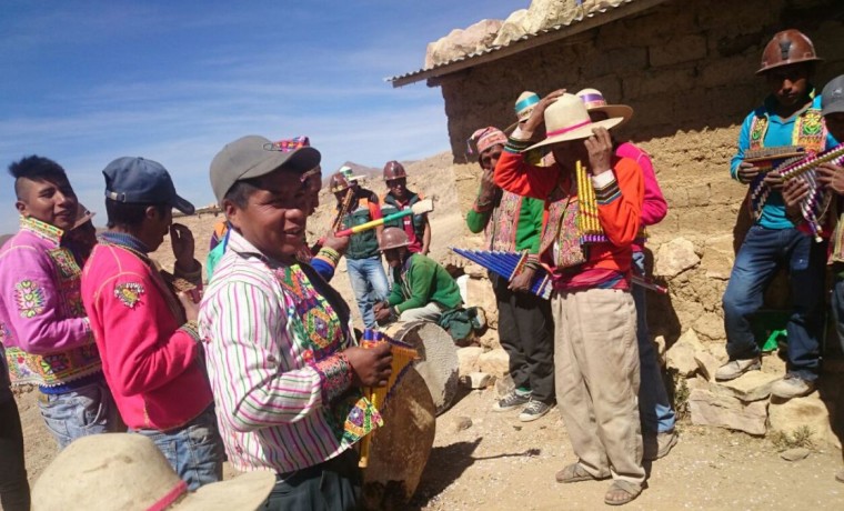 7. La sicureada en festejo de la aprobación de la consulta previa para la explotación minera.
