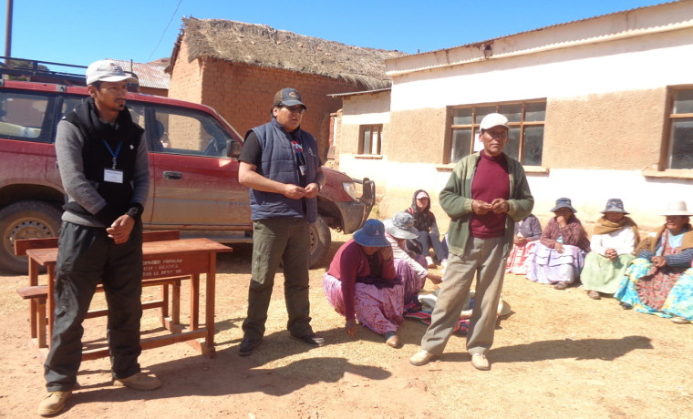 7. Representantes AJAM en la explicación a comunarios de Cayaca.
