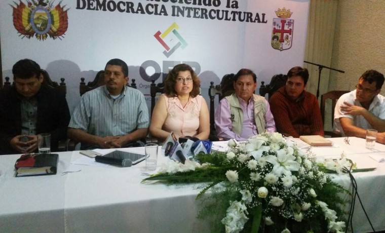 7. Vocal Dunia Sandoval en conversación con los medios de comunicación en Santa Cruz.