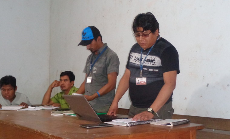 8. Representantes AJAM durante la explicación en la comunidad de Carura.