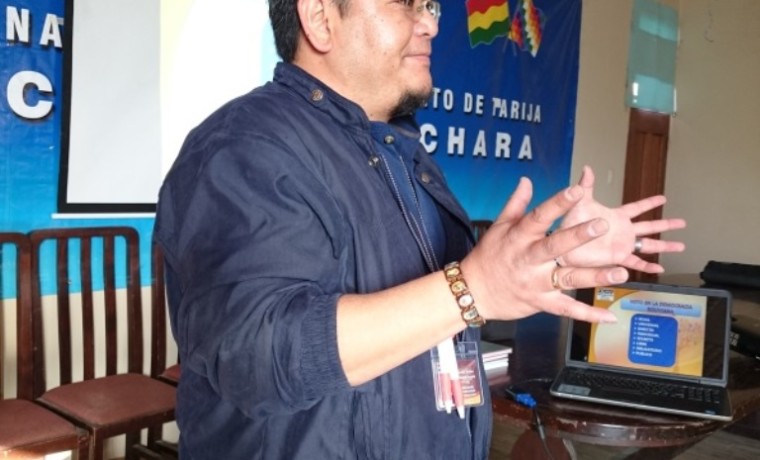 El técnico de educación del SIFDE TED Tarija, Augusto Nakasone, durante la capacitación.