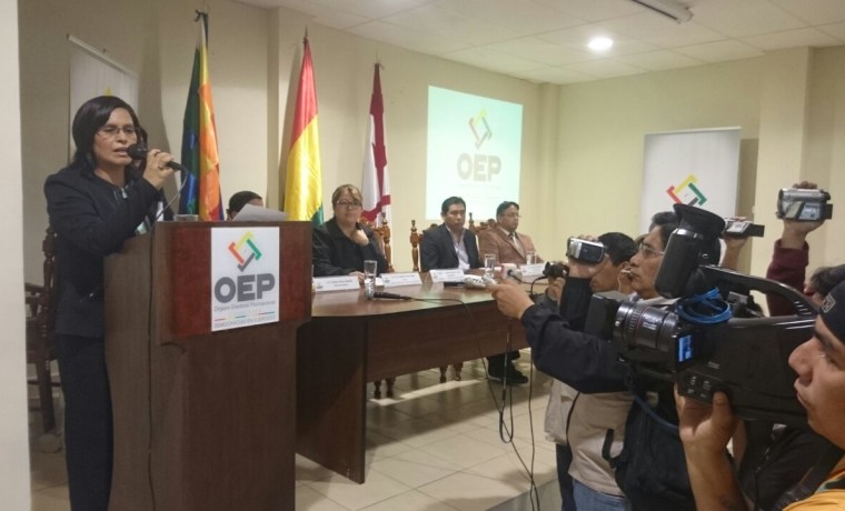 1. Chuquisaca, Sucre. La presidenta del TED Chuquisaca, Olga Martínez, inaugura el registro en el padrón electoral.
