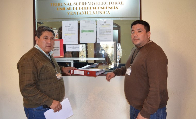 1. El asambleísta del Gran Chaco, Hugo Velarde, entrega los documentos al TSE.