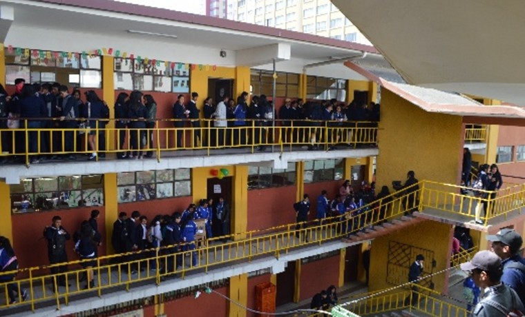 1. Estudiantes a la espera para emitir su voto.