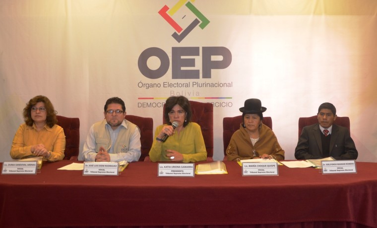 1. La Sala Plena del TSE en el lanzamiento de la convocatoria para el referendo del 20 de noviembre.