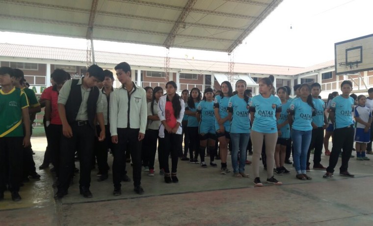 1. Santa Cruz, El Torno. Estudiantes de la unidad educativa Zachary Macy esperan ser registrados.