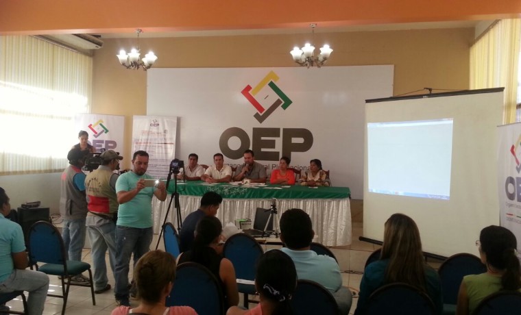 11. Las autoridades del TED Pando, el SERECI y activistas de la población TLGB durante la conferencia de prensa del inicio de registro de cambio de nombre.