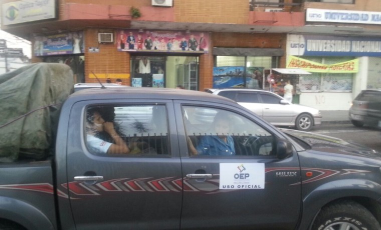 12. Una camioneta con los equipos y materiales necesarios para el empadronamiento (Santa Cruz).