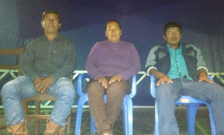 13. Los candidatos y la candidata a Ejecutivo Zonal observan el proceso de votación.