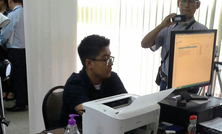 13. Recepción de la primera solicitud de cambio de nombre y dato sel sexo en el SERECI Potosí.