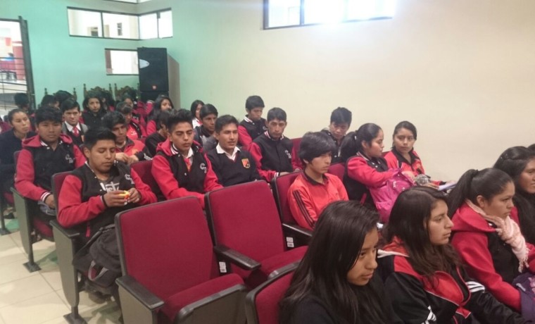 2. Chuquisaca, Sucre. Estudiantes esperan su registro en el padrón electoral.