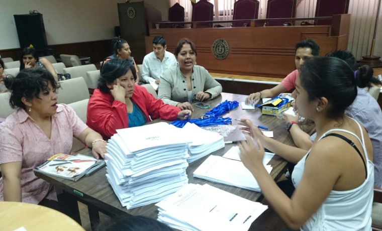 2. El quipo de empadronadores se reune previo a su traslado (Tarija).