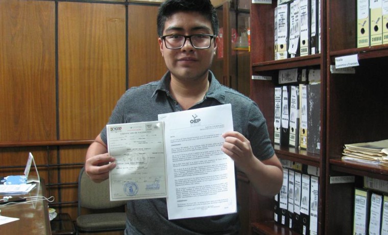 2. Javier, quien recibió la Resolución Administrativa hoy en Santa Cruz.