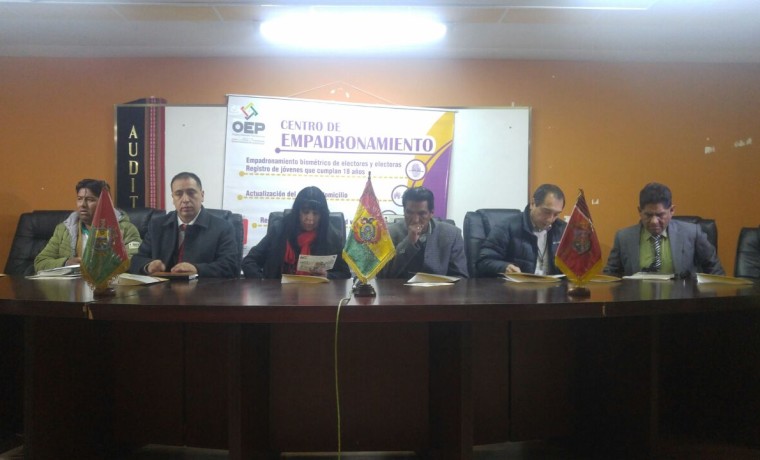 2. La Paz, Viacha. Las autoridades del TED La Paz en la inauguración del registro en el Padrón Electoral.