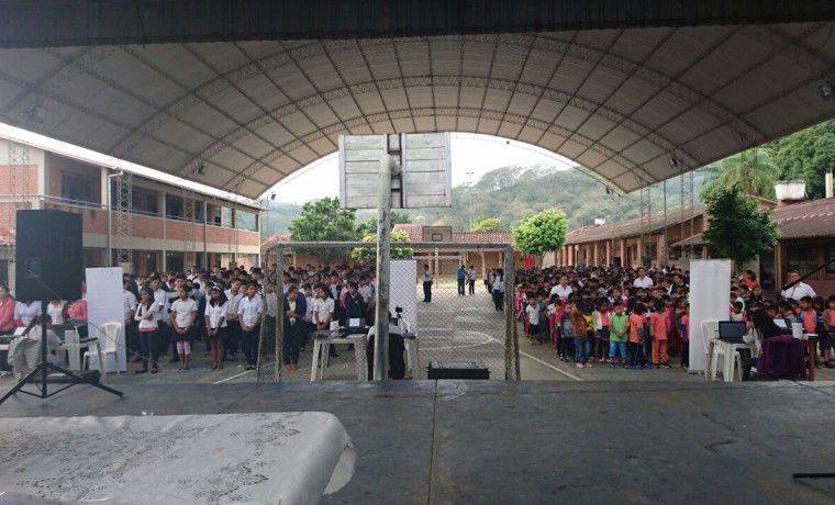 2. Santa Cruz, El Torno. Estudiantes de la unidad educativa Zachary Macy esperan ser registrados.