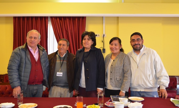 3. El Pdte. de la Asamblea del Gran Chaco, Carlos Rodríguez, con los vocales Uriona y Costas, la representante supraestatal Benita Díaz y el director jurídico de TSE, Fernando Ávila.