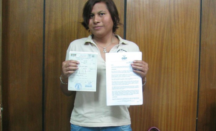 3. Rommy, en Santa Cruz, muestra la Resolución Administrativa y su nuevo Certificado de Nacimiento.