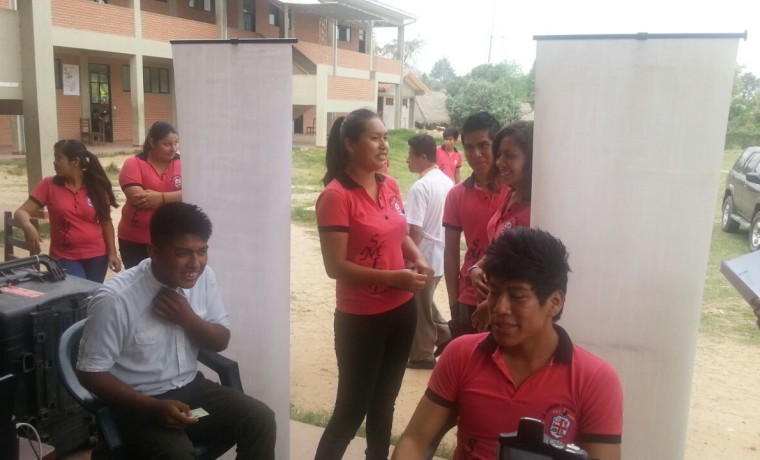 3. Santa Cruz. Buena Vista Estudiantes de la unidad educativa Mariano Saucedo esperan ser registrados en el padrón.