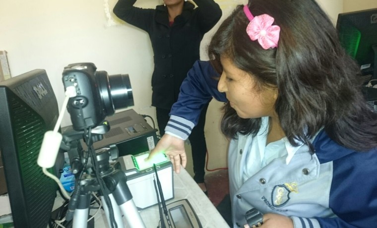 4. Cochabamba, Vinto. Jóvenes de unidades educativas se empadronan en el Mercado Central.