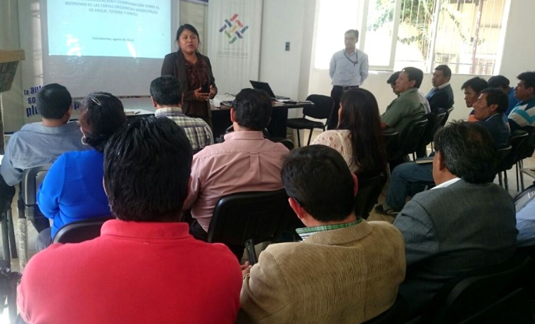 4. La Presidenta del TED Cochabamba, Betsabé Merma, durante la reunión.