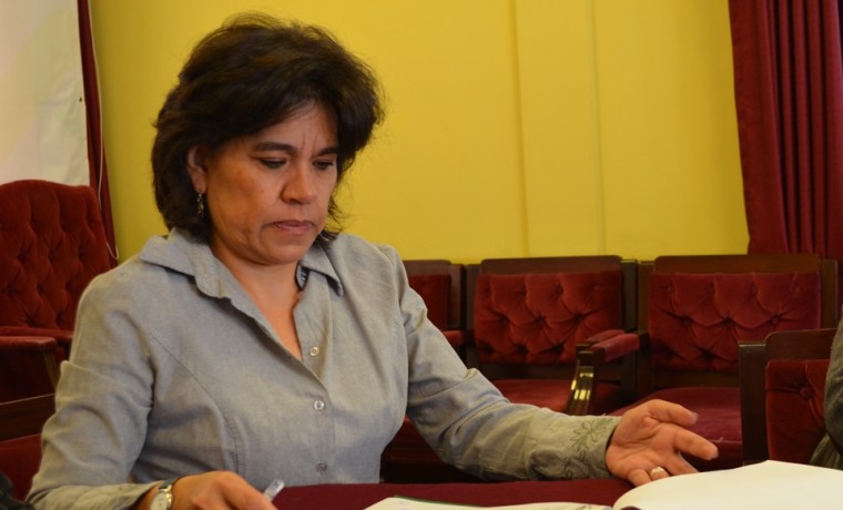 5. La presidenta del TSE, Katia Uriona, firma el convenio marco de cooperación con la ACOBOL.