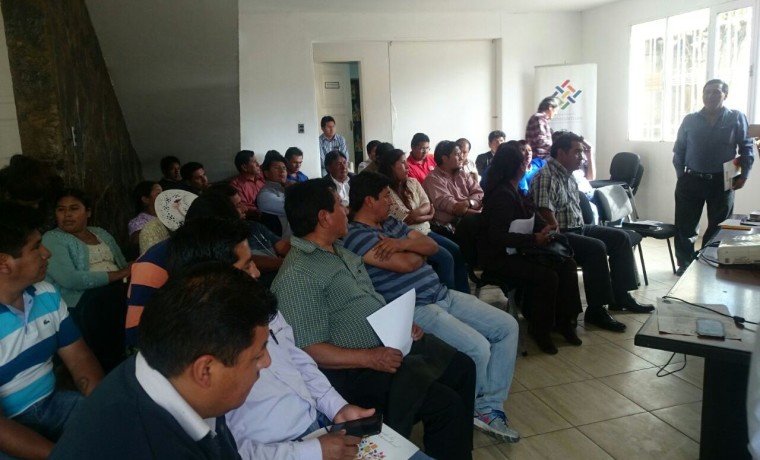 5.  Las autoridades municipales durante la reunión.