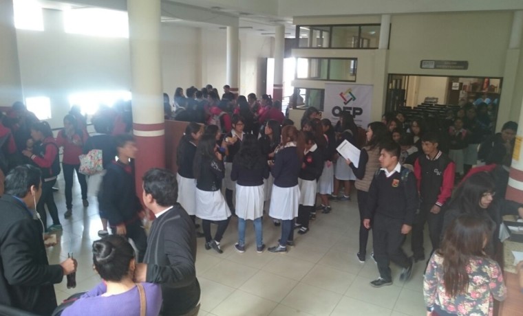 6.  Chuquisaca, Sucre. Estudiantes esperan su registro en el padrón electoral.