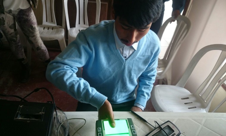 7. Cochabamba.Jóvenes de unidades educativas se empadronan en el mercado central de municipio de Vinto