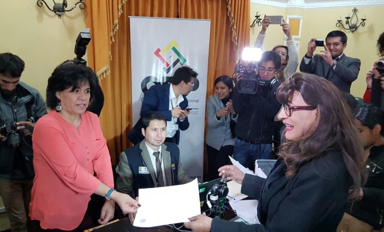 7. La presidenta del TSE, Katia Uriona, en la primera recepeción de la solicitud de registro en el SERECI La Paz.