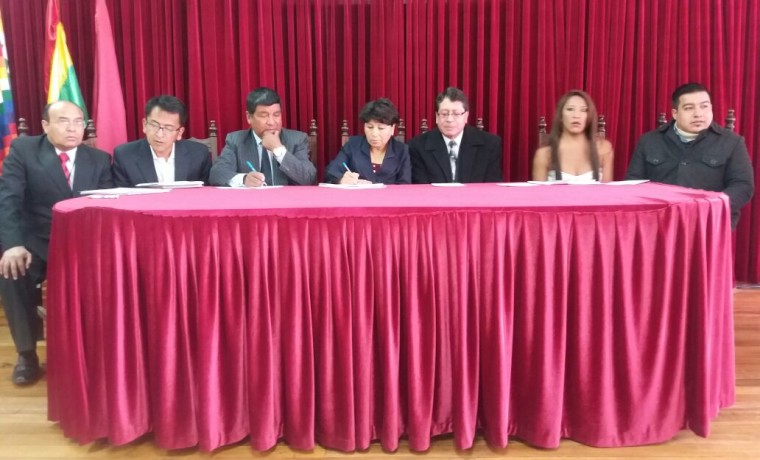 8. Las autoridades del TED Oruro, SERECI y activistas de la población TLGB durante la conferencia de prensa del inicio de registro de cambio de nombre.