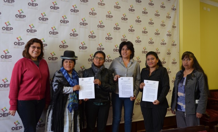 8. Las autoridades del TSE y las representantes de la ACOBOL en foto oficial de la firma del convenio.