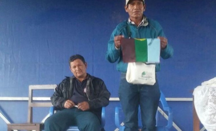 8. Los postulantes al Órgano Legislativo observan el proceso de elección.