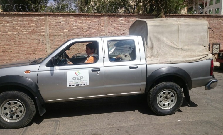 8. Una camioneta con los equipos y materiales necesarios para el empadronamiento en Viacha (Cochabamba).