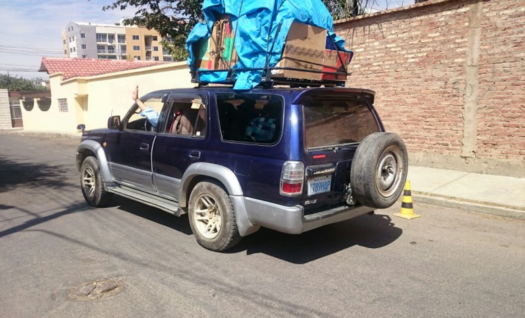 9. Una camioneta con los equipos y materiales necesarios para el empadronamiento en Viacha (Cochabamba).