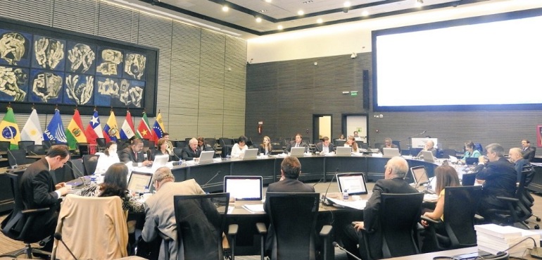 unasurdemocracia_190816