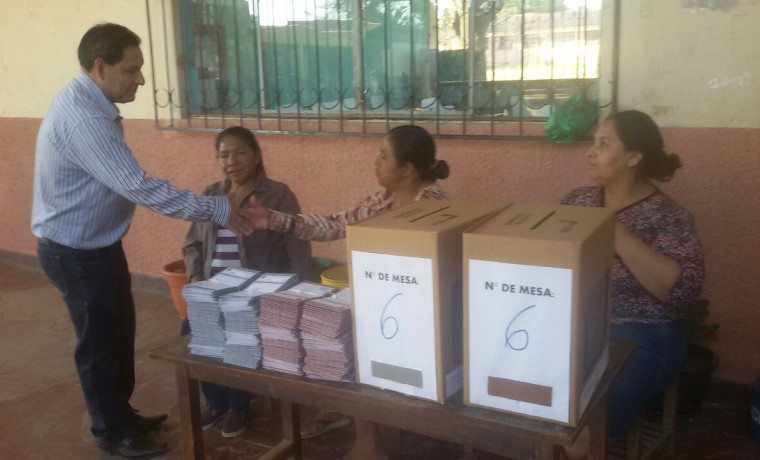 1-el-presidente-del-ted-santa-cruz-hace-la-inseccion-de-las-mesas-de-sufragio