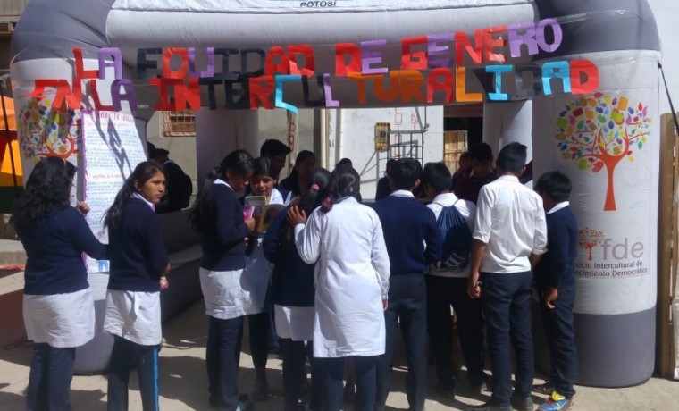 2-stand-de-genero-en-la-feria-de-acasio