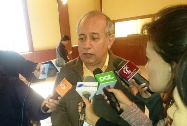 4. El Vocal del  TSE, Antonio Costas, atendiendo a los medios de comunicación de Cochabamba.