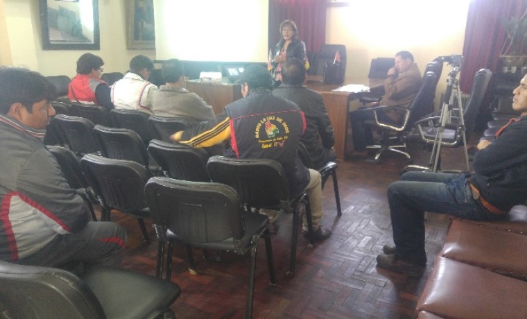 4-la-paz-periodistas-del-municipio-de-viacha-atienden-la-explicacion-de-la-vocal-mariela-perez