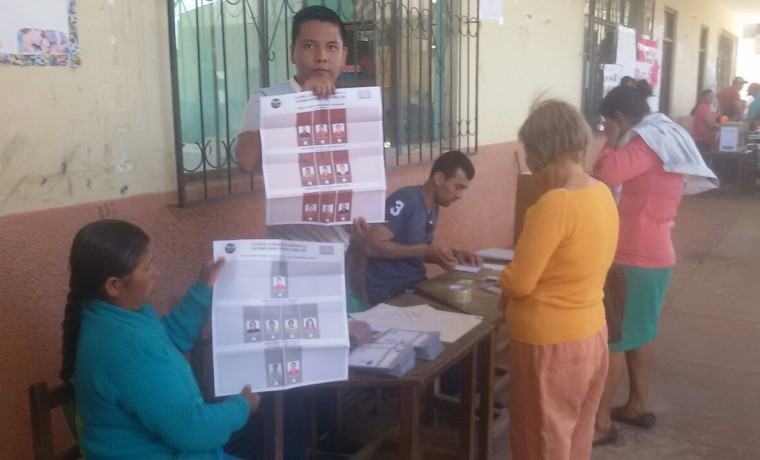 4-las-y-los-jurados-de-mesa-muestran-las-papeletas-de-sufragio