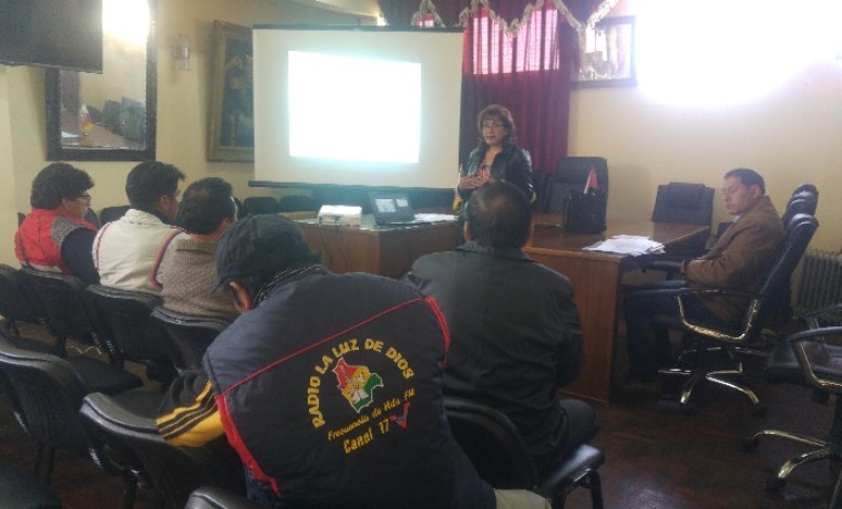 5-la-paz-periodistas-del-municipio-de-viacha-atienden-la-explicacion-de-la-vocal-mariela-perez