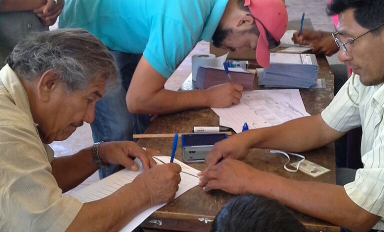 5-las-y-lo-jurados-de-mesa-preparan-el-material-para-la-eleccion