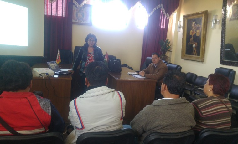 6-la-vocal-mariela-perez-explica-sobre-el-reglamento-de-propaganda-electoral-a-las-y-los-periodistas-del-municipio-de-viacha