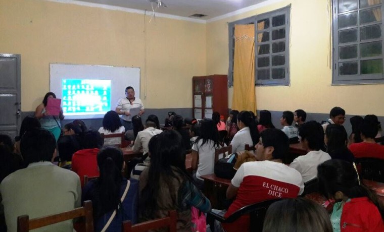 durante-la-capacitacion-a-cargo-de-augusto-nakasone-tecnico-de-educacion-e-investigacion-del-sifde-tarija